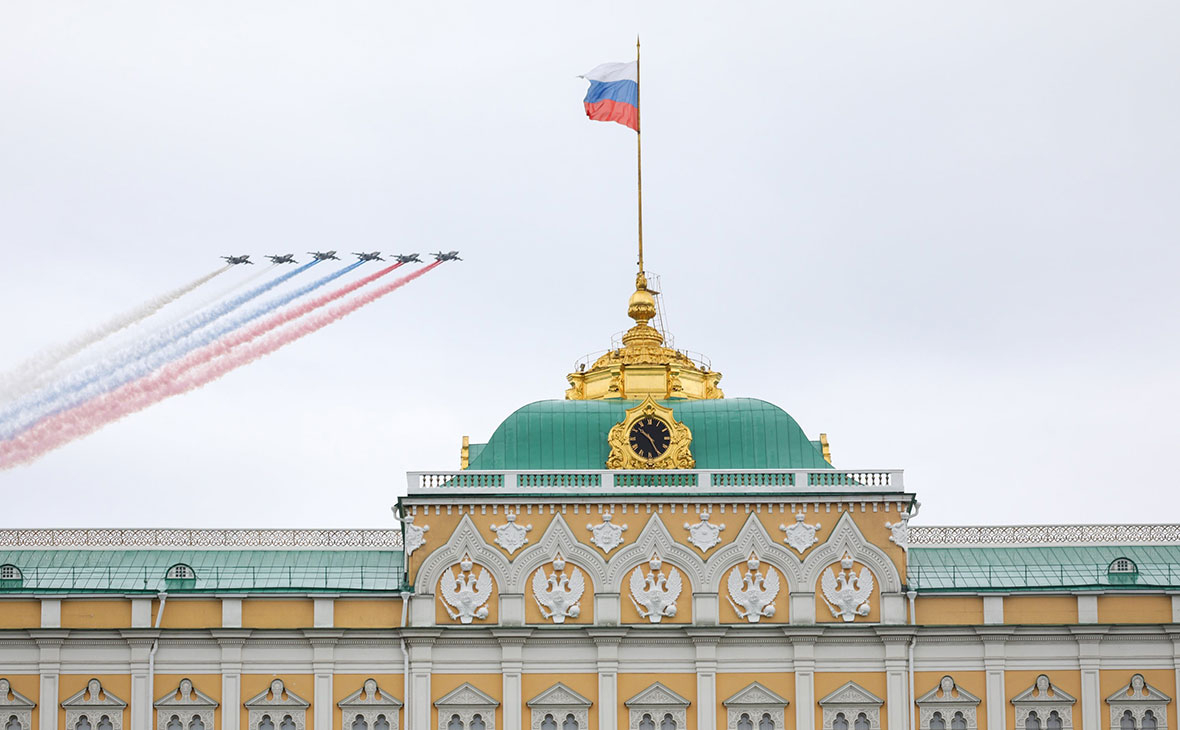 Путин поручил поблагодарить участников воздушных парадов Победы