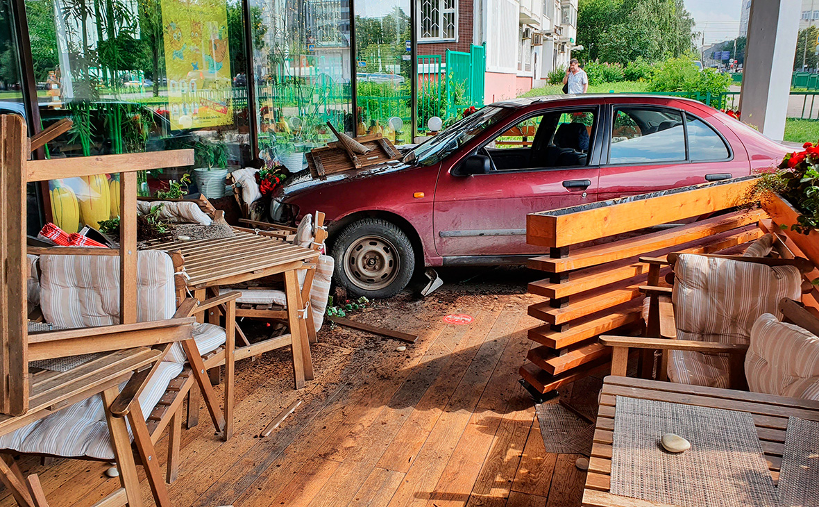 Автомобиль въехал в летнюю веранду ресторана «Тануки» в Москве