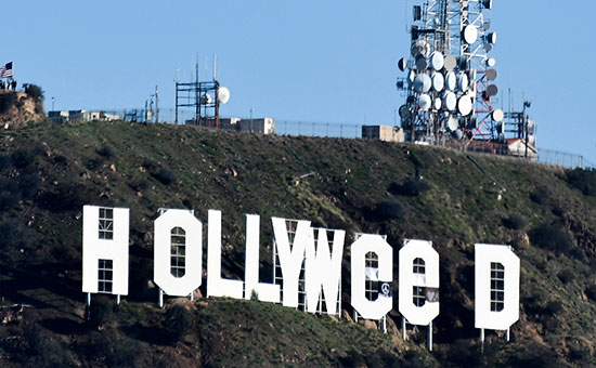 Неизвестный изменил надпись Hollywood в Лос-Анджелесе на Hollyweed
