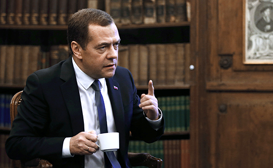 Медведев поручил улучшить условия кредитования импортеров из России