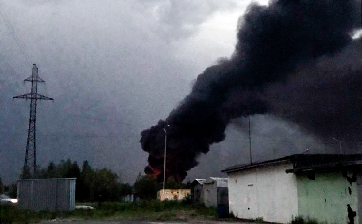 МЧС сообщило о возгорании из-за удара молнии у месторождения «Роснефти»