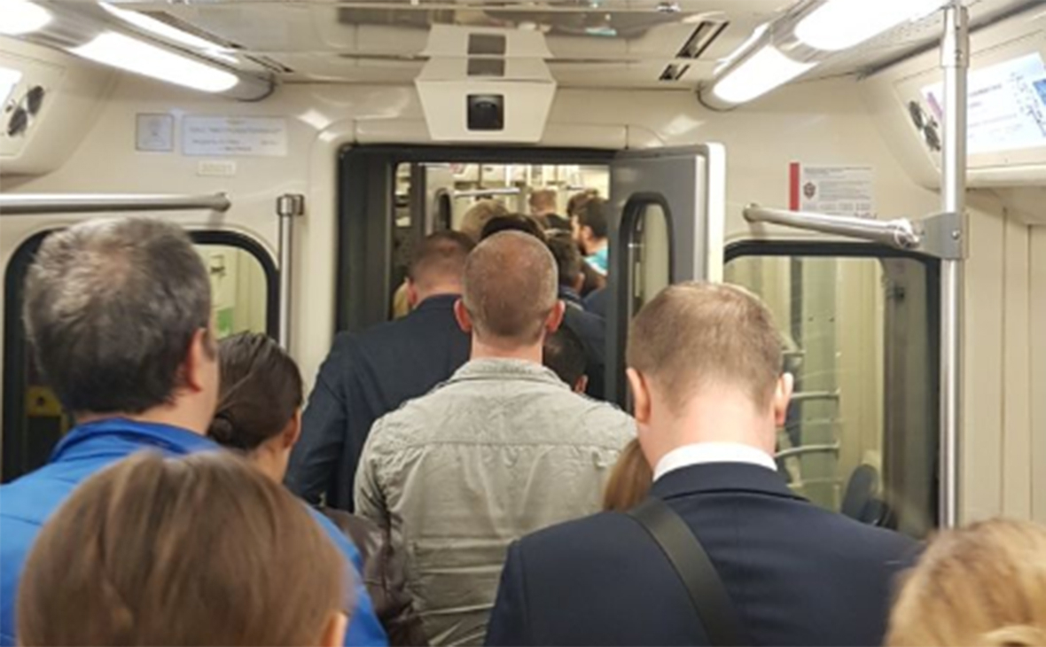 В тоннеле в московском метро застряли три поезда