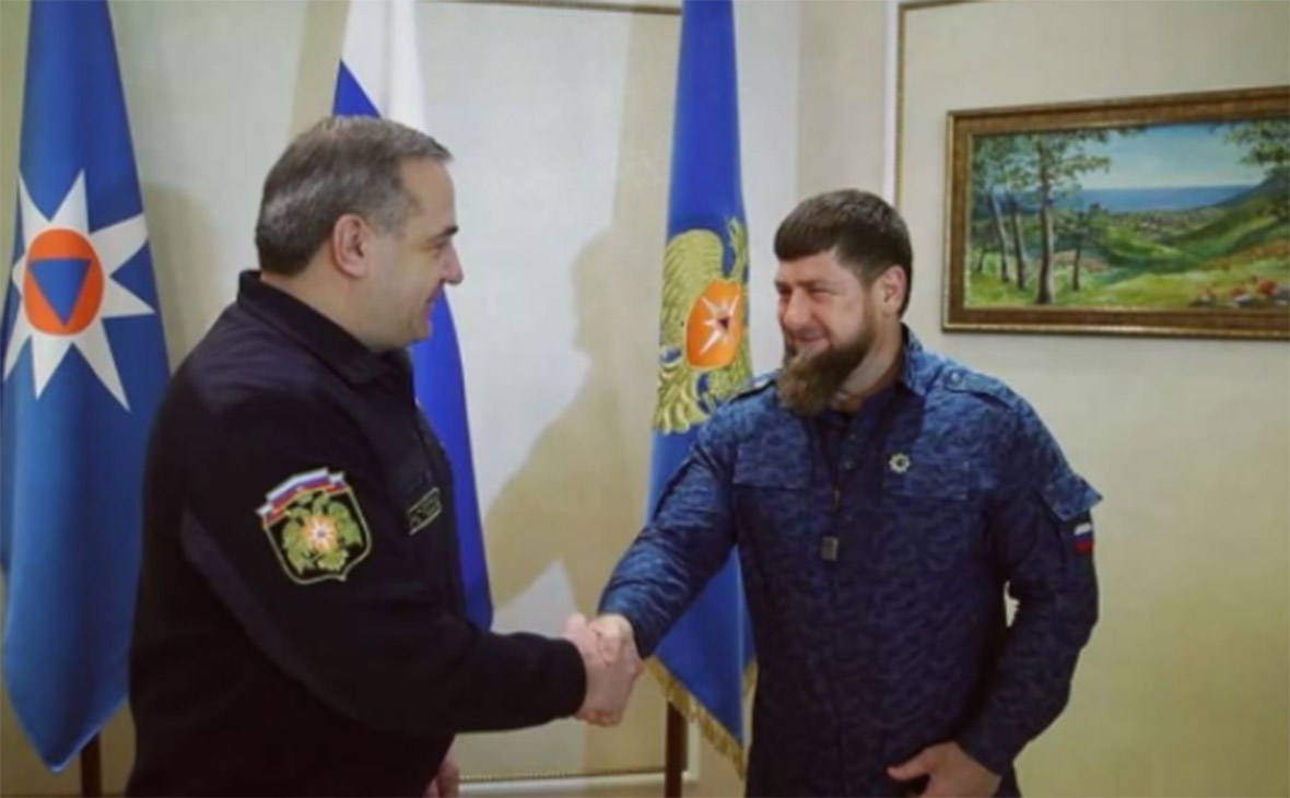 Глава МЧС подарил Кадырову генеральский кортик