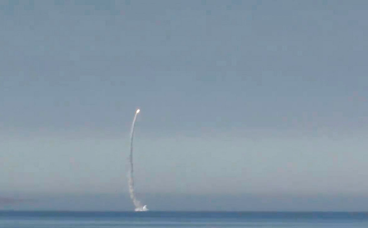 Минобороны показало видео пуска крылатой ракеты с подводной лодки