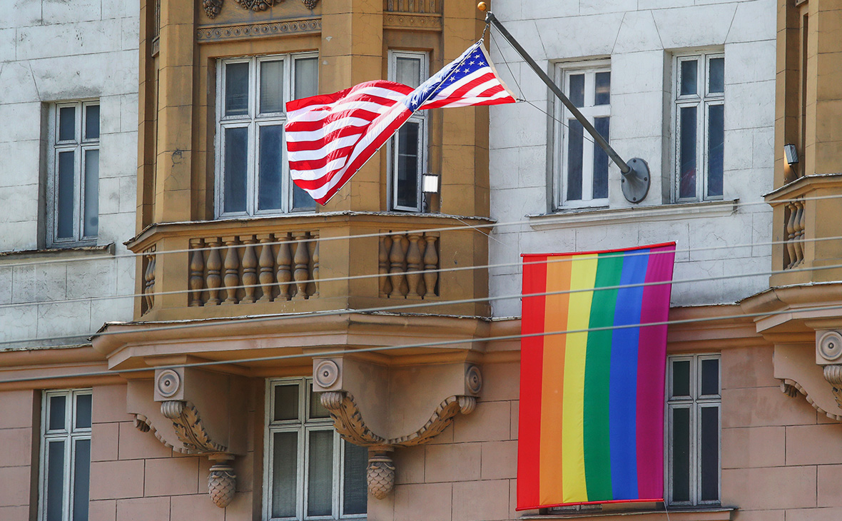 Путин отреагировал на появление флага ЛГБТ на здании посольства США