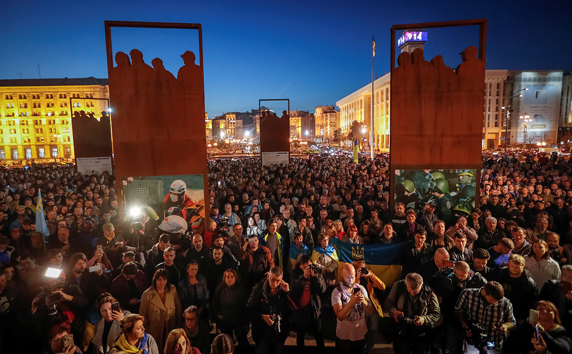 На Майдан вышли люди с протестами против «капитуляции» из-за Донбасса