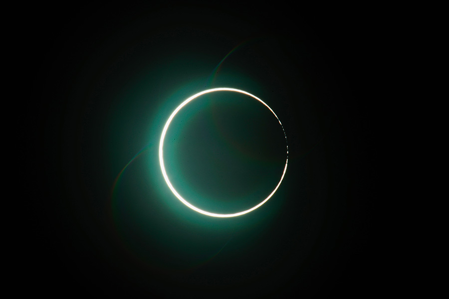 Как выглядело кольцеобразное солнечное затмение с Земли. Фоторепортаж