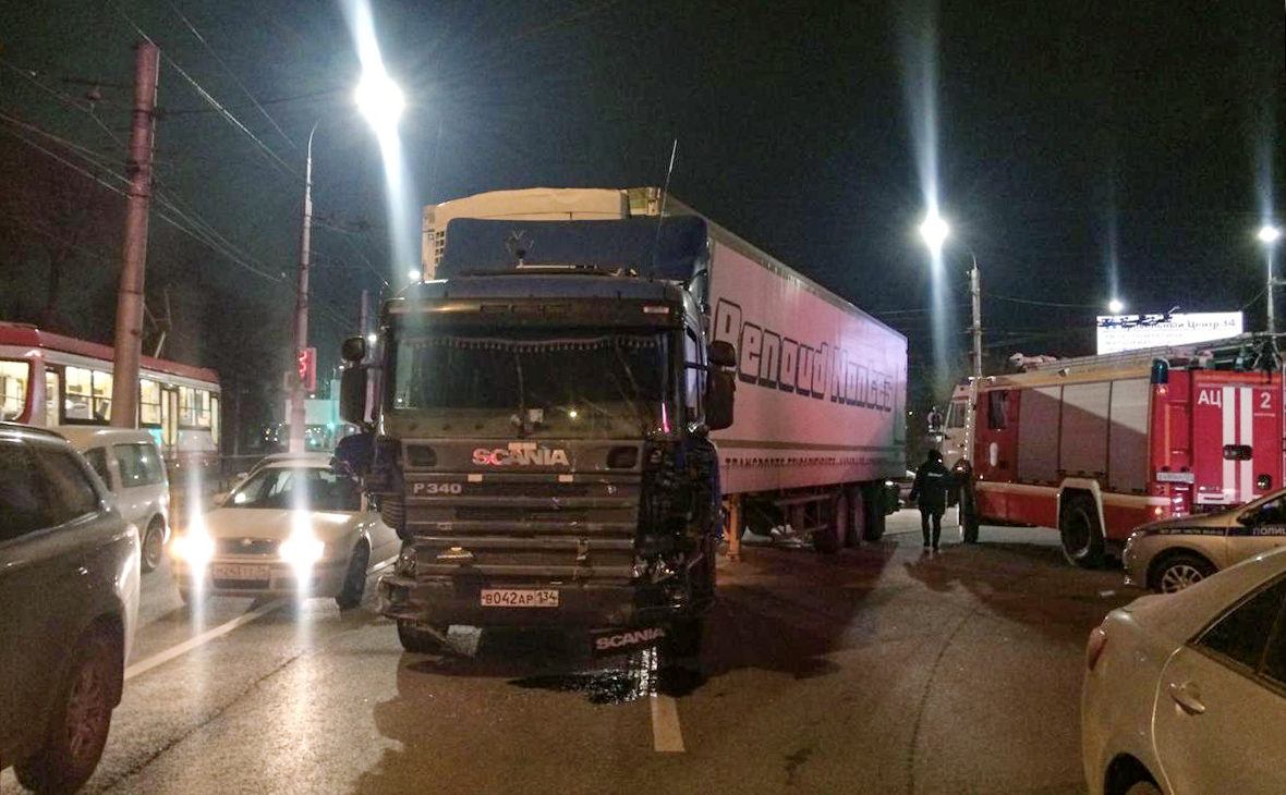 В Волгограде грузовик с морковью протаранил более десяти машин