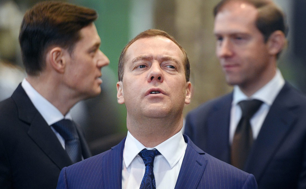 Доход Медведева за год сократился на 21 тыс. руб.