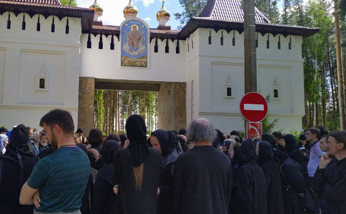 СМИ сообщили о захвате монастыря на Урале «духовником Поклонской»