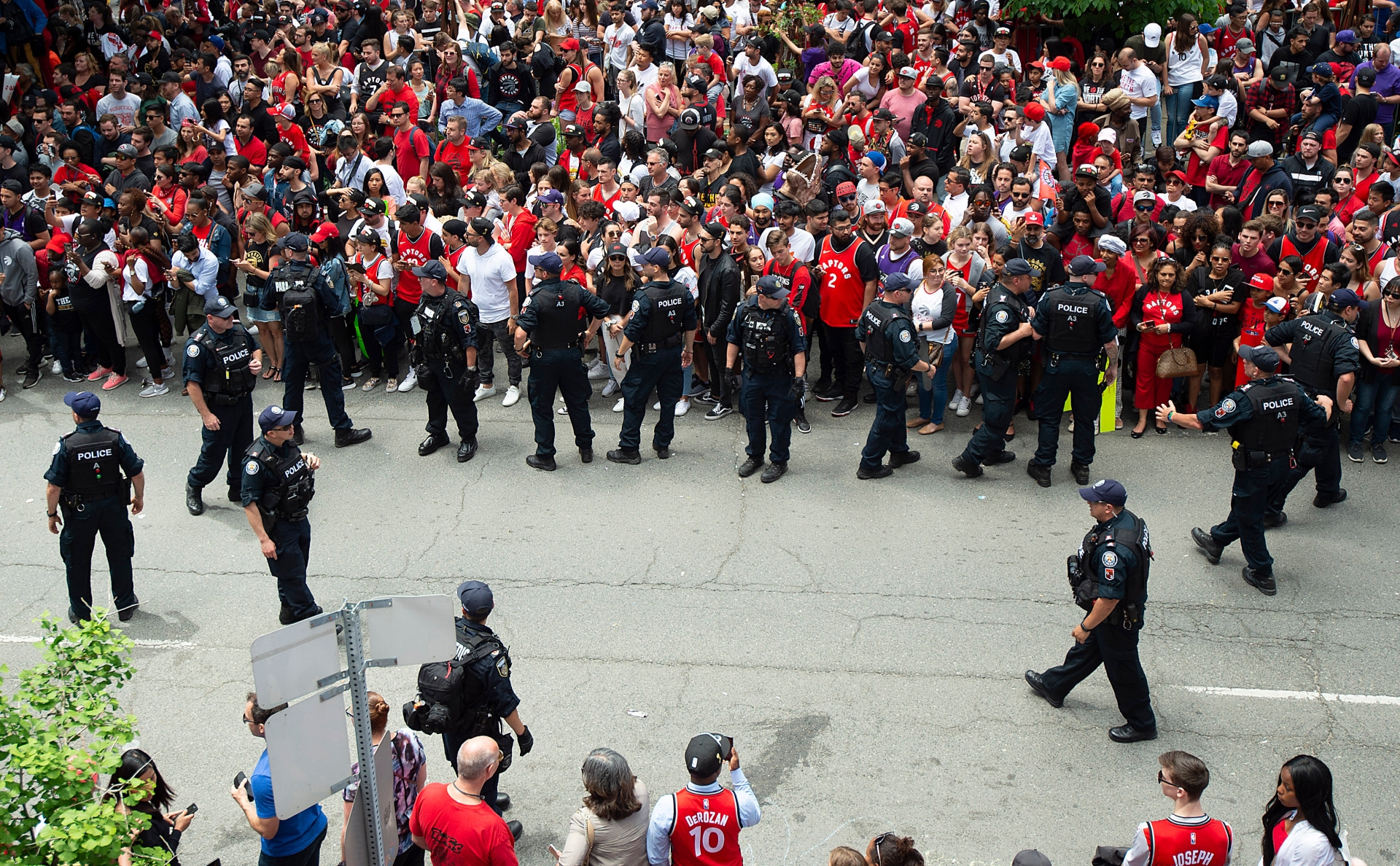 Во время чемпионского парада «Торонто Рэпторс» открыли стрельбу