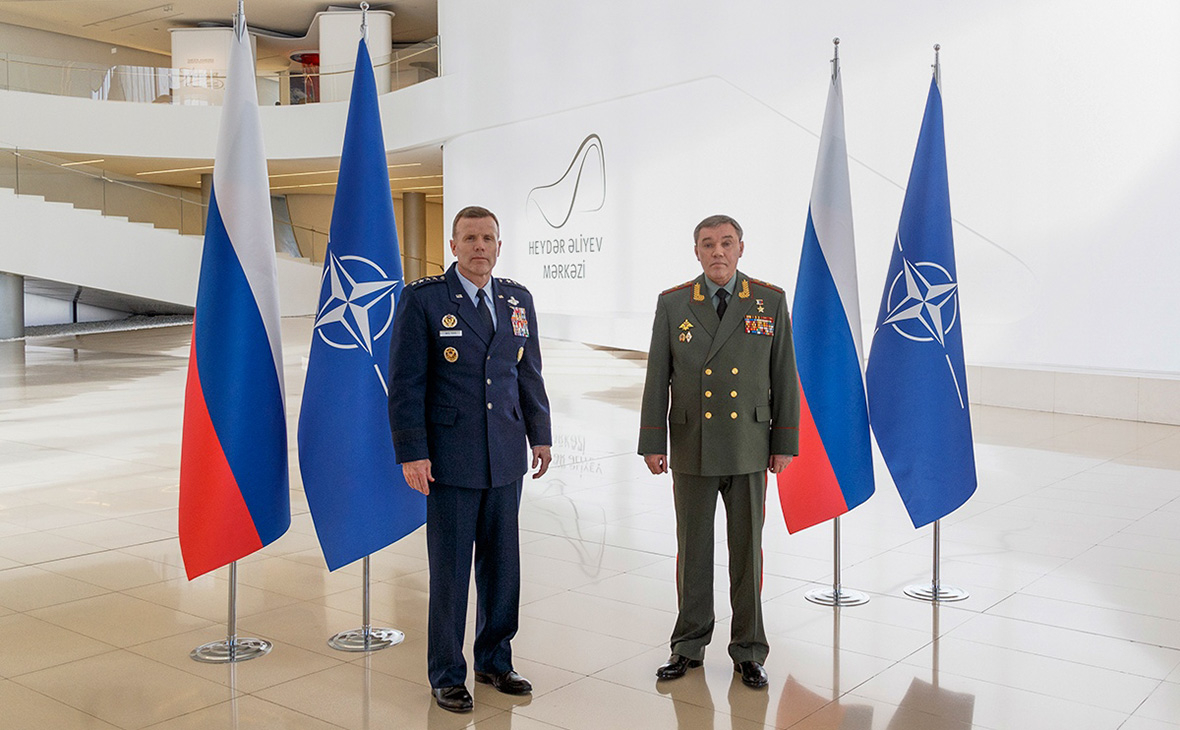 Глава российского Генштаба встретился в Баку с командующим НАТО в Европе