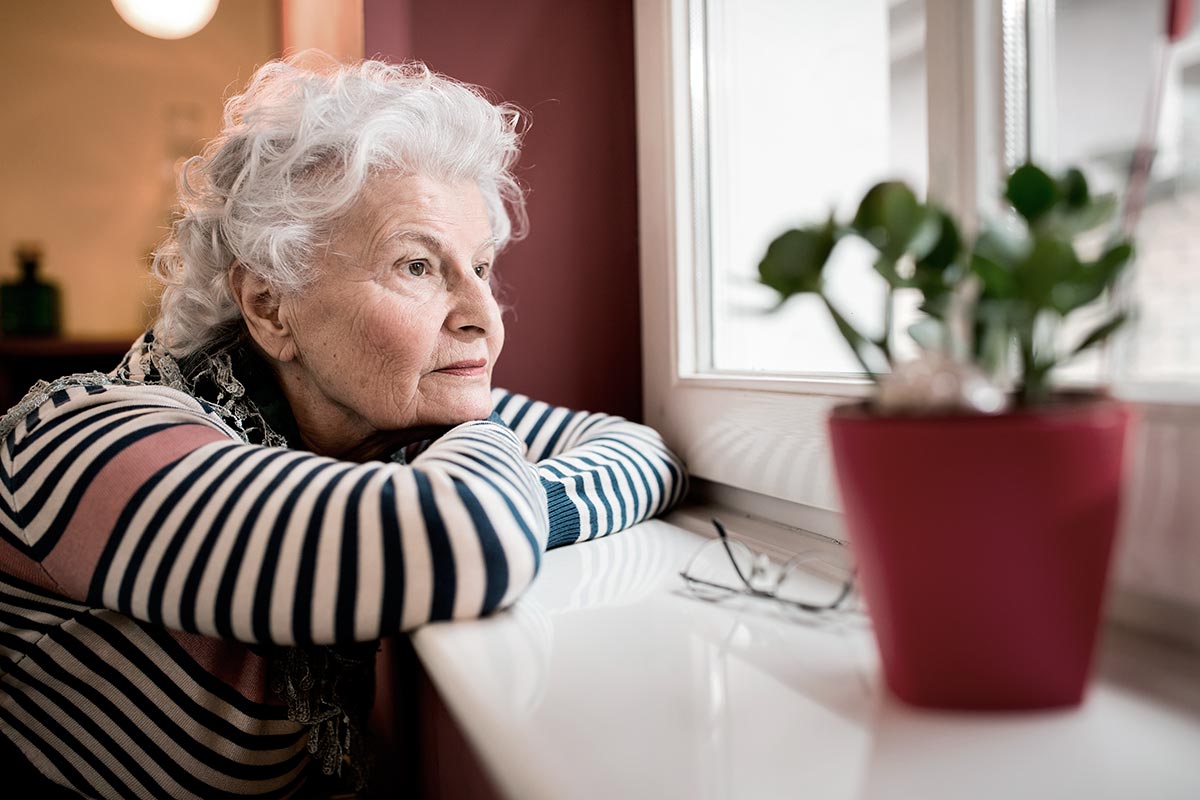Пожилая американка веселится в одиночестве 