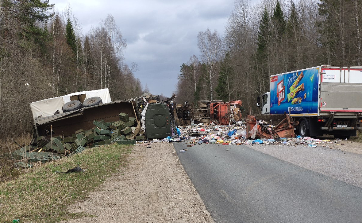 В Новгородской области военный грузовик столкнулся с мусоровозом