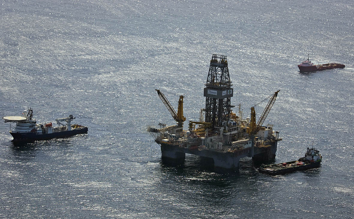 США из-за урагана сократили добычу нефти в Мексиканском заливе на 20%
