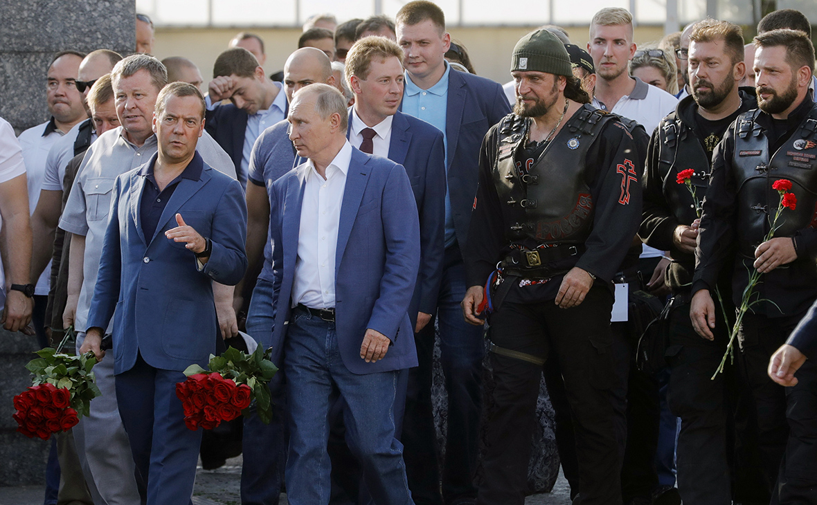 Путин рядом с охраной