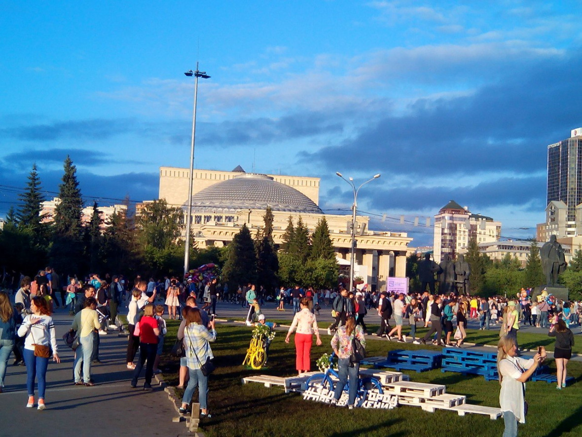 Новосибирск летом площадь Ленина