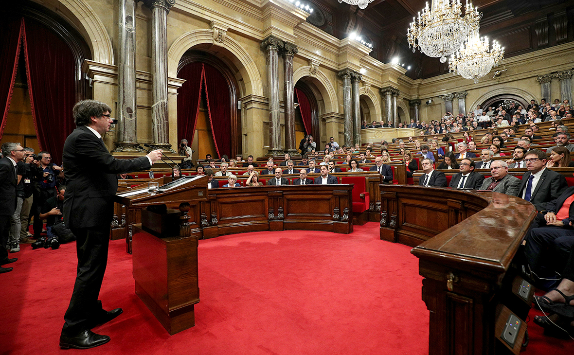 Карлес Пучдемон во время выступления перед парламентом. 10 октября 2017 года


