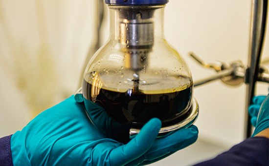 Проверка образца нефти в лаборатории
