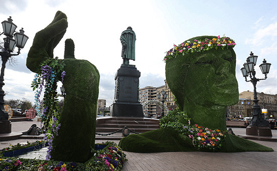 Площадка «Юность весны» на Пушкинской площади, украшенной в рамках фестиваля «Московская весна»


