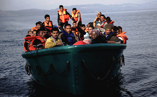 Беженцы и мигранты рядом с греческим островом Лесбос. Ноябрь 2015 года


