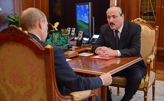 Глава Дагестана Рамазан Абдулатипов (справа) во время встречи с президентом России Владимиром Путиным в Кремле, июль 2014 года
