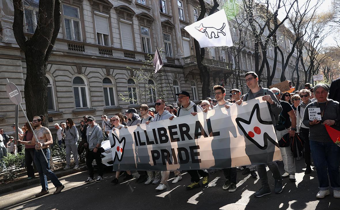 Акция протеста «Давайте все будем одинаковыми» против действий Виктора Орбана по запрету ежегодного марша гордости, Будапешт, Венгрия, 12 апреля 2025 года