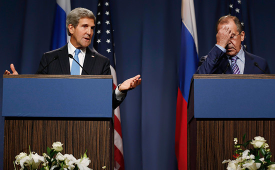 Глава американского внешнеполитического ведомства Джон Керри (слева) и министр иностранных дел России Сергей Лавров



