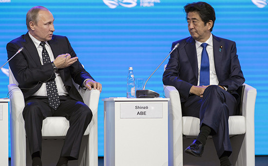 Президент РФ Владимир Путин (слева) и премьер-министр Японии Синдзо Абэ на пленарном заседании «Открывая Дальний Восток» в рамках Восточного экономического форума. 3 сентября 2016 года


