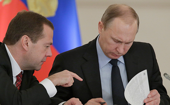 Президентский совет (справа — Владимир Путин) фактически возвращается к работе над национальными проектами, которая начиналась в 2005 году. Четыре из них в свое время курировал Дмитрий Медведев (слева)
 