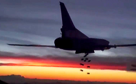 Дальний бомбардировщик Ту-22М3 дальней авиации Военно-космических сил России во время нанесения удара по объектам террористической группировки ИГ (запрещена в России), 19 ноября 2015 года


