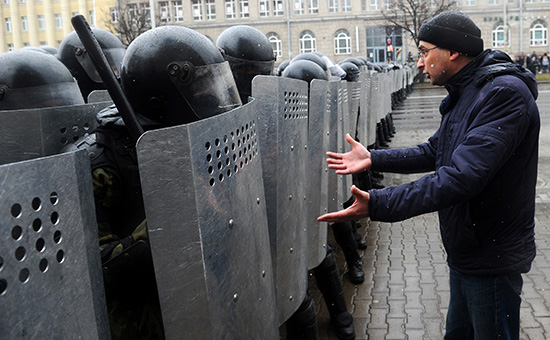 Полиция и участник несанкционированной акции «Марш рассерженных белорусов». 25 марта 2017 года


