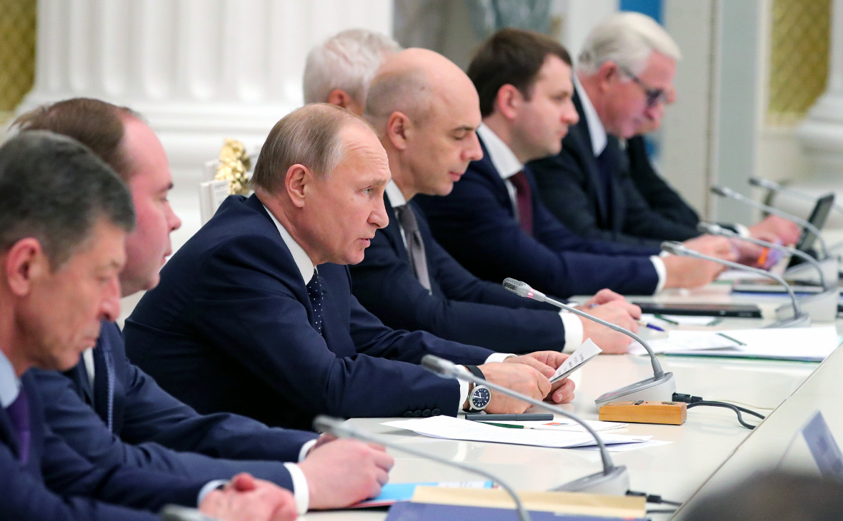Владимир Путин во время встречи с представителями российских деловых кругов