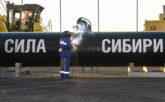 Сварка первого звена магистрального газопровода «Сила Сибири» в районе села Ус Хатын, 2014 год


