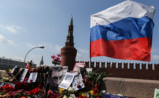 Цветы на месте гибели Бориса Немцова. Фото 2015 года




