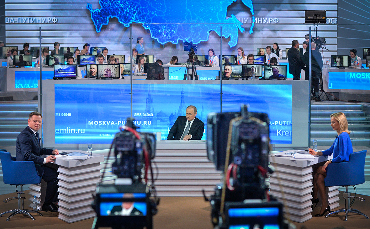 Владимир Путин во время ежегодной специальной программы «Прямая линия с Владимиром Путиным». 2016 год