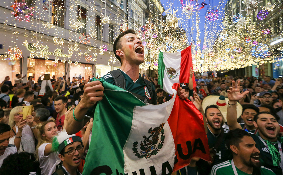 Болельщики сборной Мексики на Никольской улице