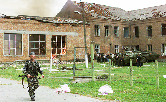 Боевые действия спецназа во дворе захваченной школы в Беслане




