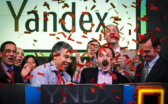 Сооснователи «Яндекса» Аркадий Волож (второй справа) и Илья Сегалович (второй слева) отмечают начало торгов на Нью-Йоркской бирже NASDAQ, 24 мая 2011 года
