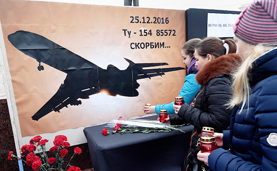 Жители Симферополя у траурной доски погибшим в авиакатастрофе Ту-154 Министерства обороны России
