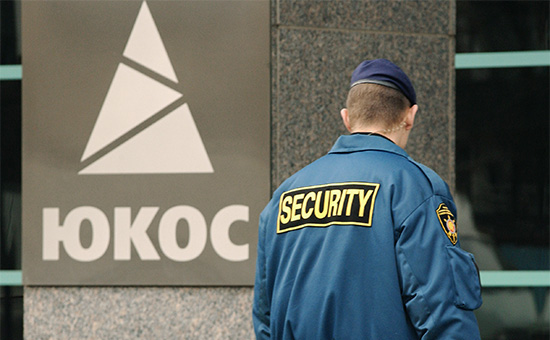 Вход в центральный офис нефтяной компании «ЮКОС», 2004 год


