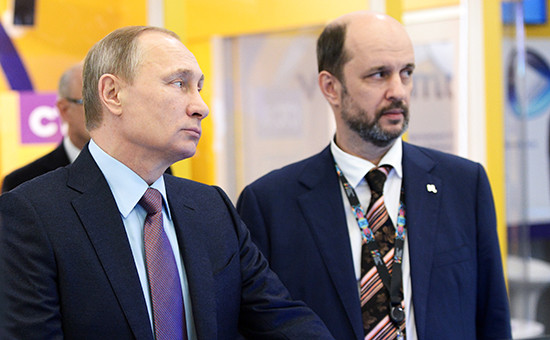 Президент России Владимир Путин и Герман Клименко (слева направо) на первом российском форуме «Интернет-экономика»,  22 декабря 2015 года


