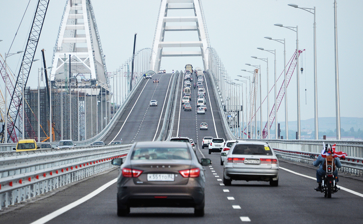 На Керченском мосту произошла первая авария.