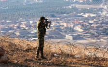 Солдат курдской армии недалеко от города Мосул, 23 октября 2016 года


