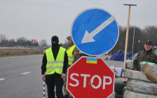 Украинские активисты на блокпосту возле Львова, блокируя движение грузовиков с российскими номерами