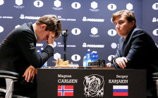 Гроссмейстер Сергей Карякин (Россия) и гроссмейстер Магнус Карлсен (Норвегия) (слева) в восьмой партии матча за звание чемпиона мира 2016 года в Нью-Йорке




