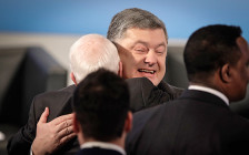 Петр Порошенко и Джон Маккейн на 53-й Мюнхенской конференции по безопасности



