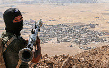 Курдский солдат недалеко от Мосула


