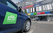 Автомобиль с логотипом телеканала НТВ


