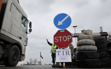 Украинские активисты блокируют движение российских фур во Львовской области. 15 февраля 2016 года